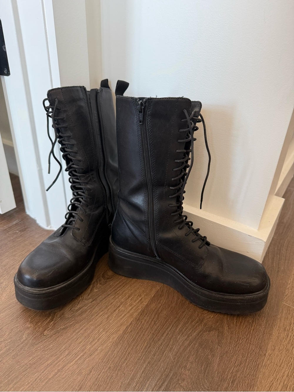 Vagabond lace boots in black leather